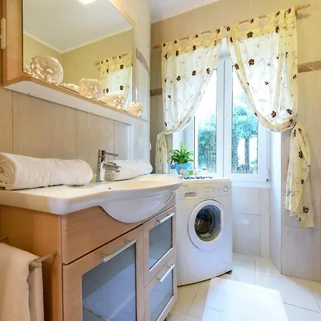 Vila Sleeps 12 With Pool Air Con And Wifi *