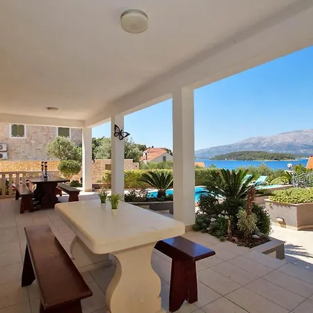 Vila Sleeps 12 With Pool Air Con And Wifi *