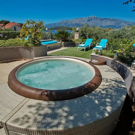 Vila Sleeps 12 With Pool Air Con And Wifi *