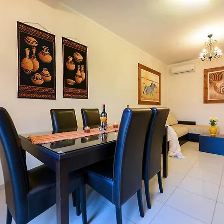 Vila Sleeps 12 With Pool Air Con And Wifi