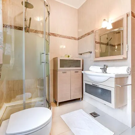 Sleeps 12 With Pool Air Con And Wifi