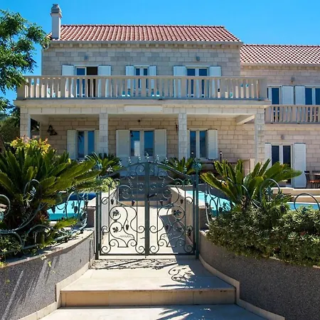 Sleeps 12 With Pool Air Con And Wifi Lumbarda