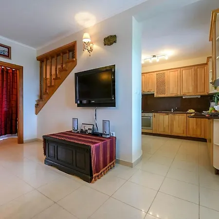 Sleeps 12 With Pool Air Con And Wifi Lumbarda