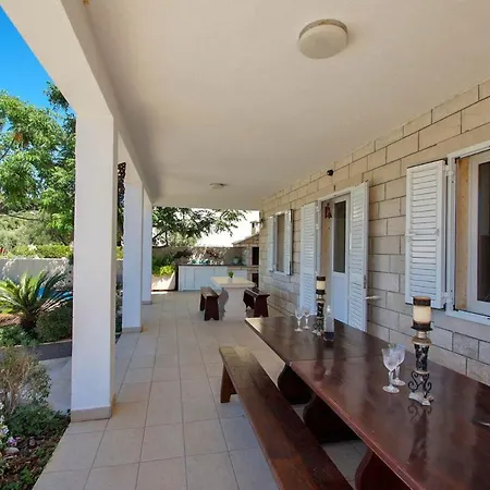 Vila Sleeps 12 With Pool Air Con And Wifi