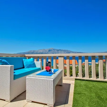 Vila Sleeps 12 With Pool Air Con And Wifi *