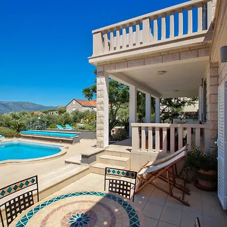 Villa Sleeps 12 With Pool Air Con And Wifi Lumbarda