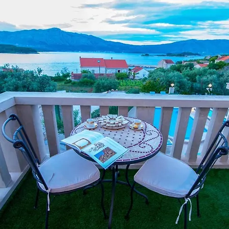 Sleeps 12 With Pool Air Con And Wifi Lumbarda