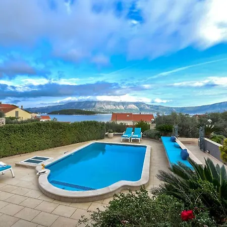 Sleeps 12 With Pool Air Con And Wifi