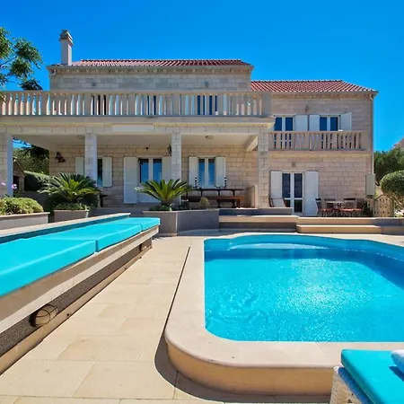 Sleeps 12 With Pool Air Con And Wifi Villa Lumbarda