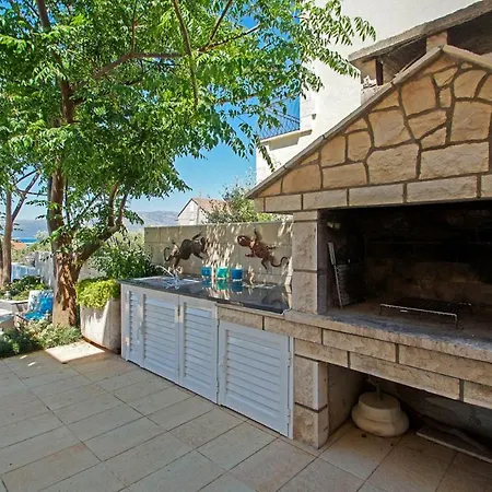 Villa Sleeps 12 With Pool Air Con And Wifi Lumbarda