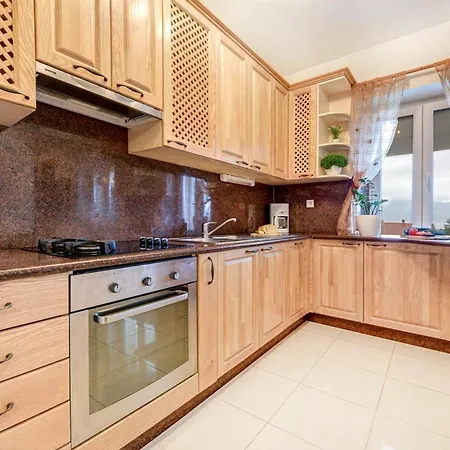 Sleeps 12 With Pool Air Con And Wifi Lumbarda