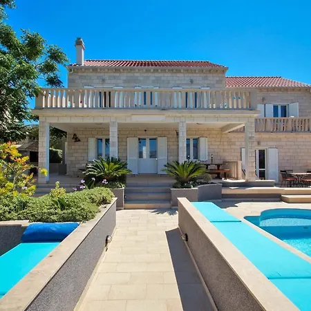Sleeps 12 With Pool Air Con And Wifi Lumbarda