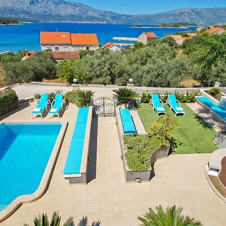 Villa Sleeps 12 With Pool Air Con And Wifi *