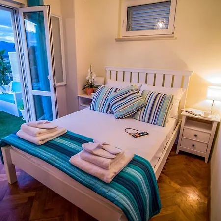 Villa Sleeps 12 With Pool Air Con And Wifi Lumbarda